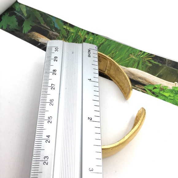 Vintage AK Anne Klein cream enamel cuff bracelet - Picture 5 of 7